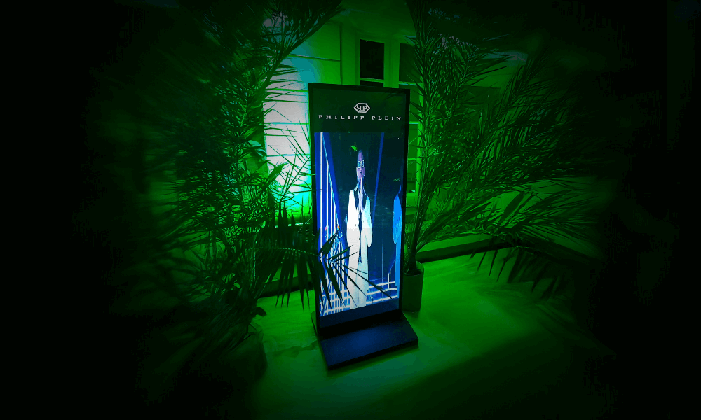 Realizacja Real ON – totem reklamowy na evencie Philipp Plein, wyświetlacz digital signage
