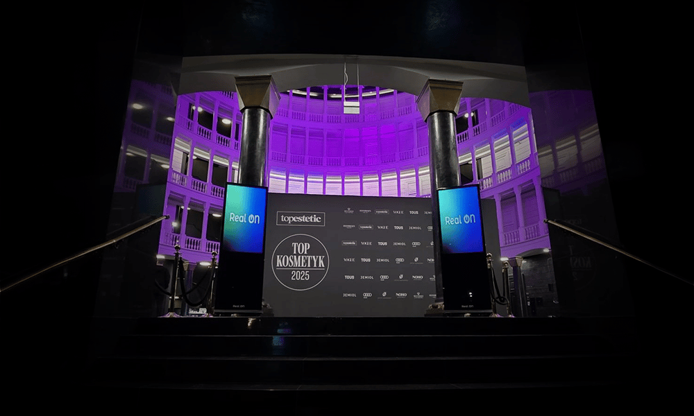 Realizacja Real ON – wyświetlacze reklamowe, nowoczesna komunikacja wizualna w strefie Topestetic