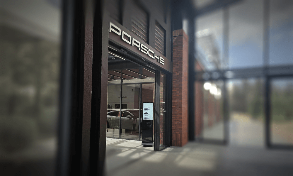 Realizacja Real ON – totemy digital signage w salonie Porsche, nowoczesna komunikacja wizualna