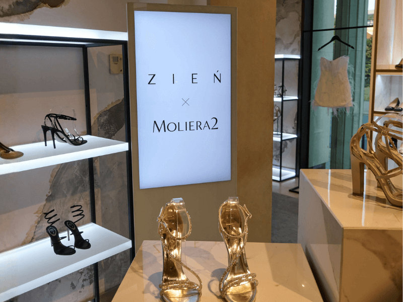 Realizacja Real ON – totem digital signage w showroomie, komunikacja marki Maciej Zień