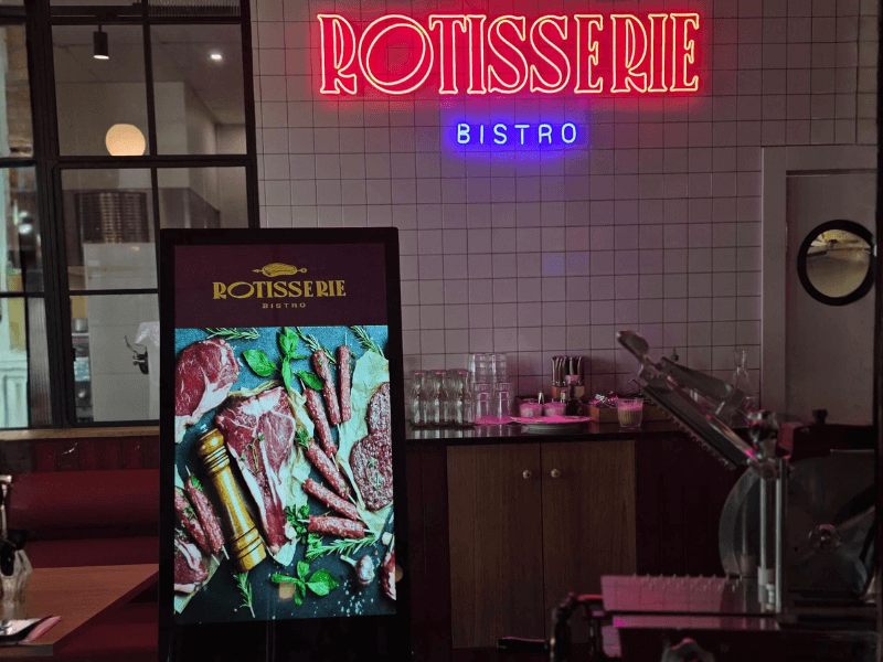 Realizacja Real ON – totem digital signage w Rotisserie Bistro, ekran reklamowy z menu lokalu