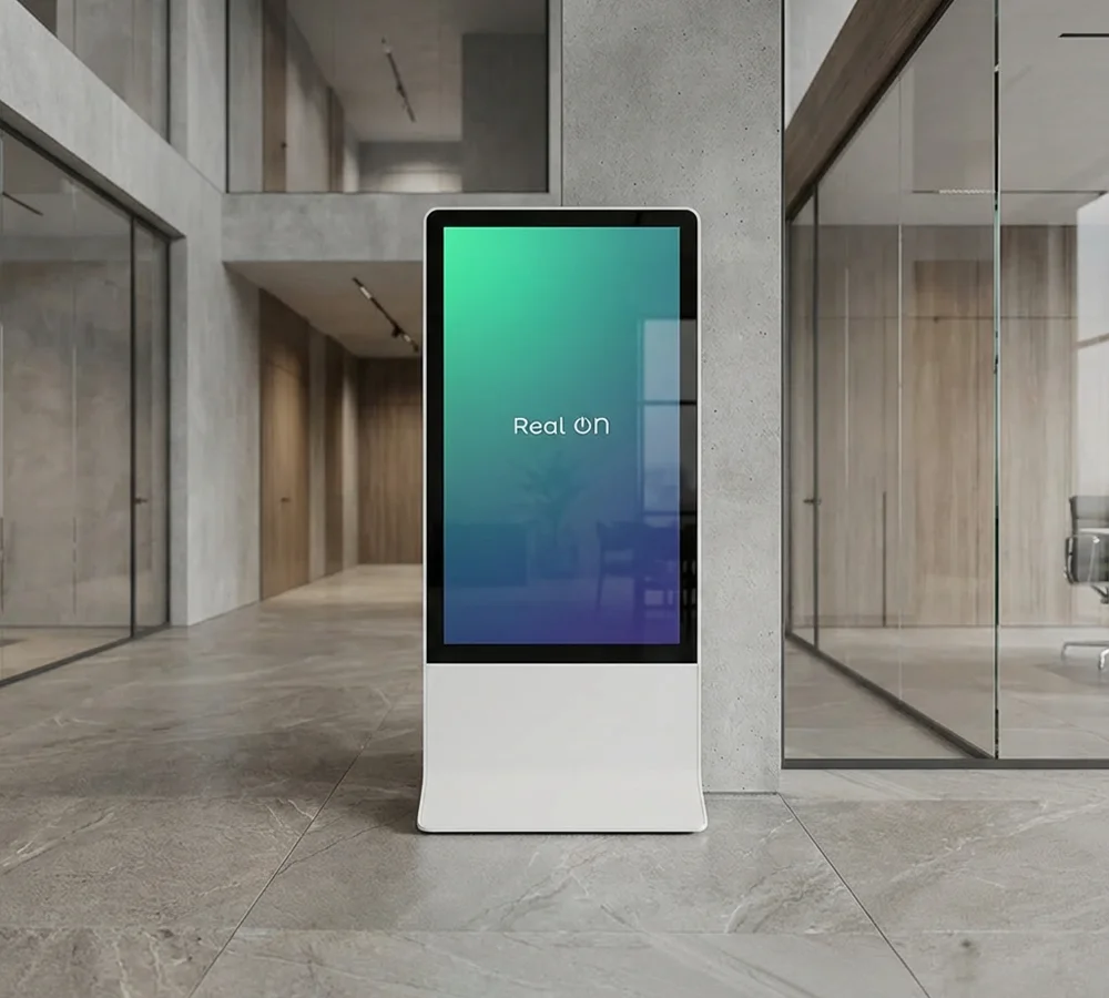 Totem wewnętrzny marki Real ON - digital signage i wyświetlacze reklamowe premium Warszawa