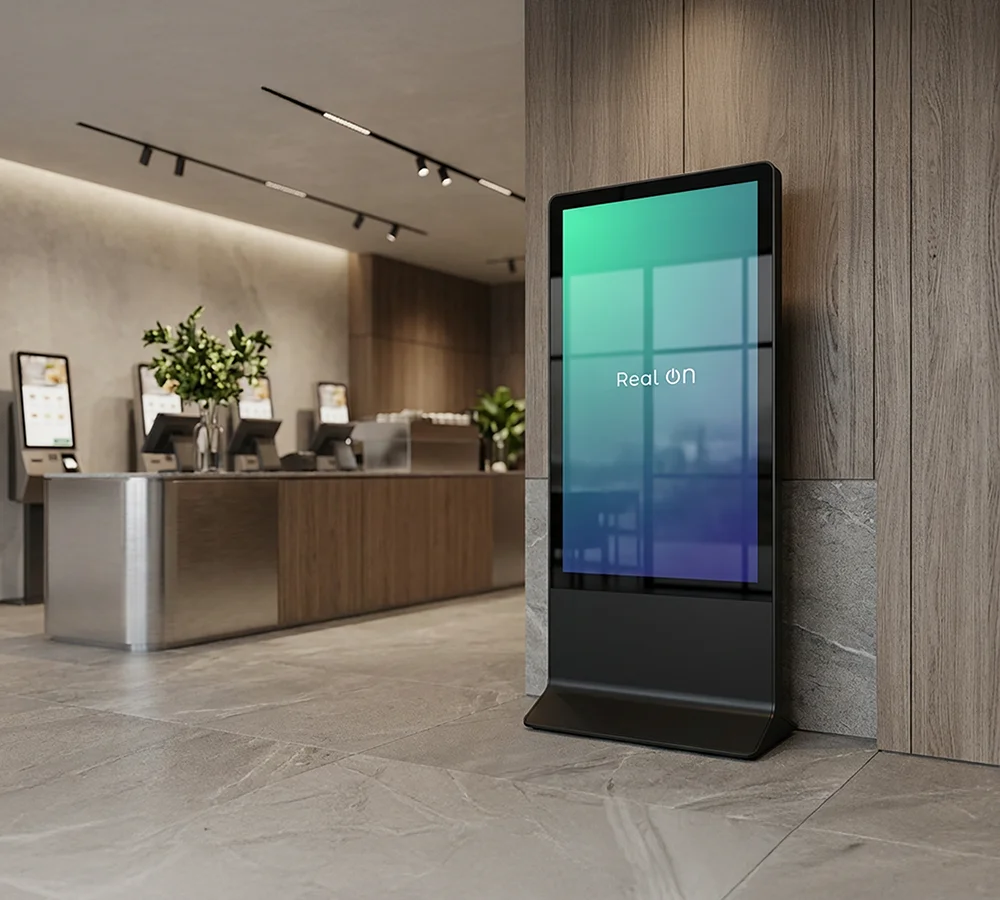 Totem wewnętrzny marki Real ON - digital signage i wyświetlacze reklamowe premium Warszawa