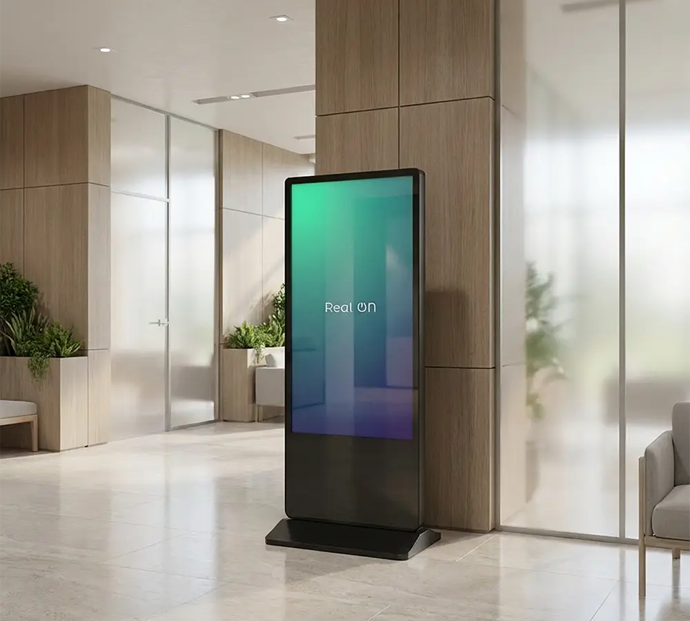 Totem wewnętrzny marki Real ON - digital signage i wyświetlacze reklamowe premium Warszawa