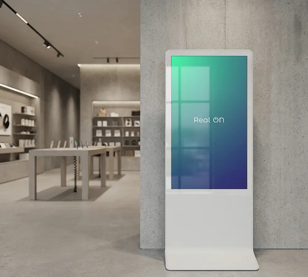 Totem wewnętrzny marki Real ON - digital signage i wyświetlacze reklamowe premium Warszawa