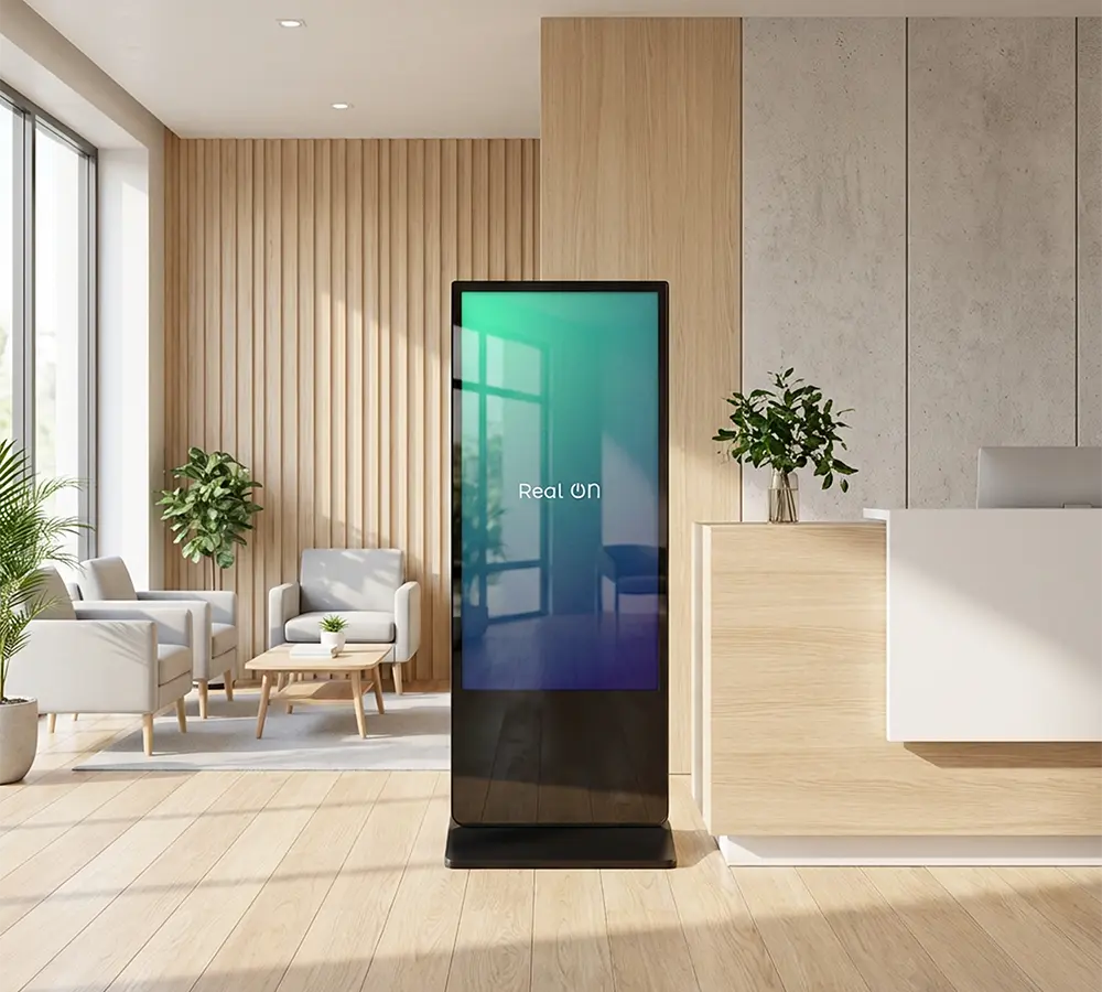 Totem wewnętrzny marki Real ON - digital signage i wyświetlacze reklamowe premium Warszawa