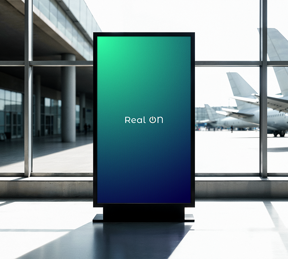 Totem wewnętrzny marki Real ON - digital signage i wyświetlacze reklamowe premium Warszawa