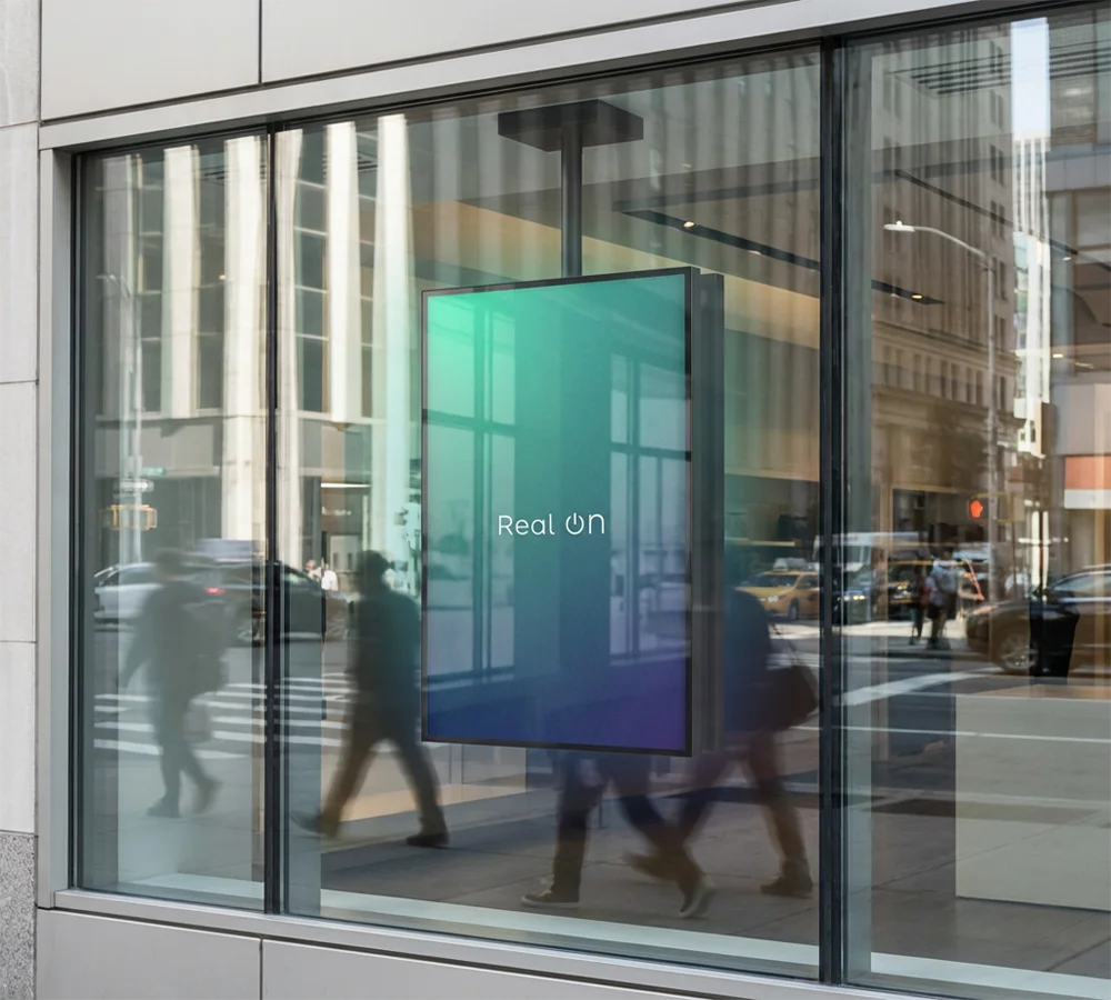 Wyświetlacz witrynowy marki Real ON - digital signage i wyświetlacze reklamowe premium Warszawa