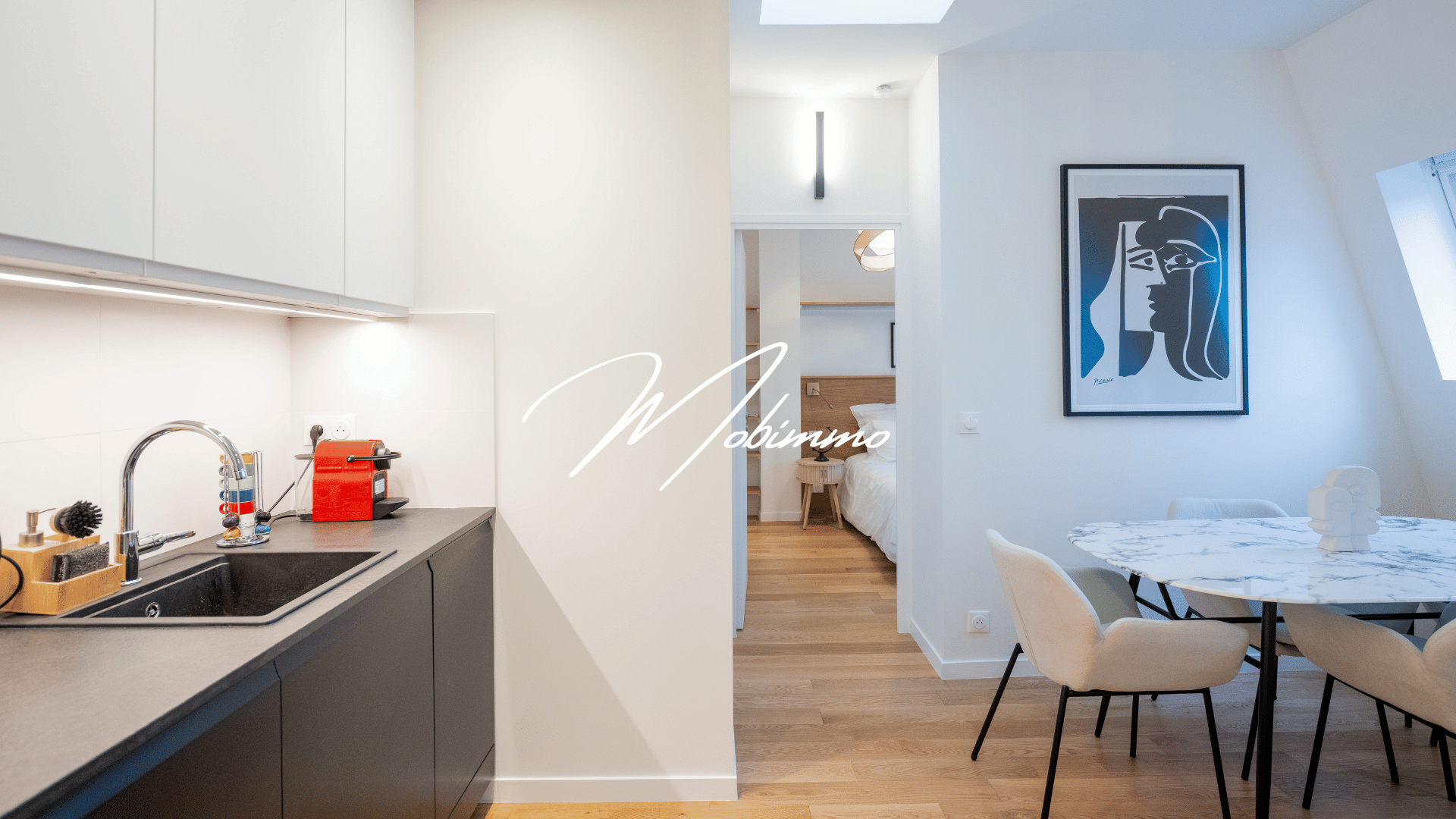 Ameublement LMNP Paris 16ème — T2 Le Baiser inspiré Picasso, cuisine ouverte haut de gamme, meublé clé en main par Mobimmo