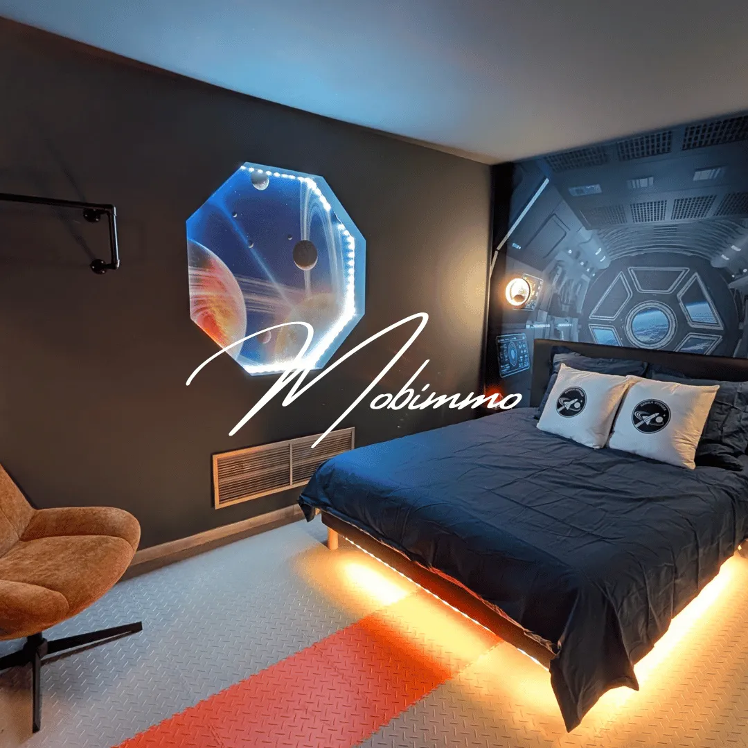 Chambre avec hublot lumineux du T2 Mission Nebula à Toulouse, univers spatial