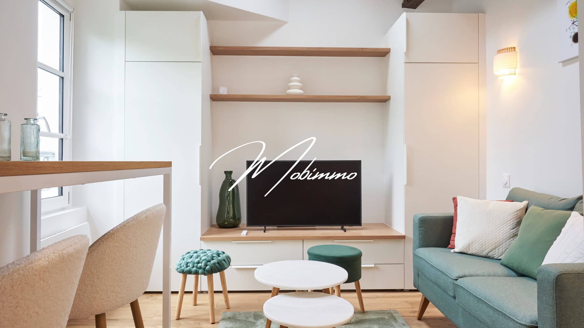 Salon Studio Miro Paris 17ème — ameublement LMNP, séjour compact sous mezzanine, Mobimmo