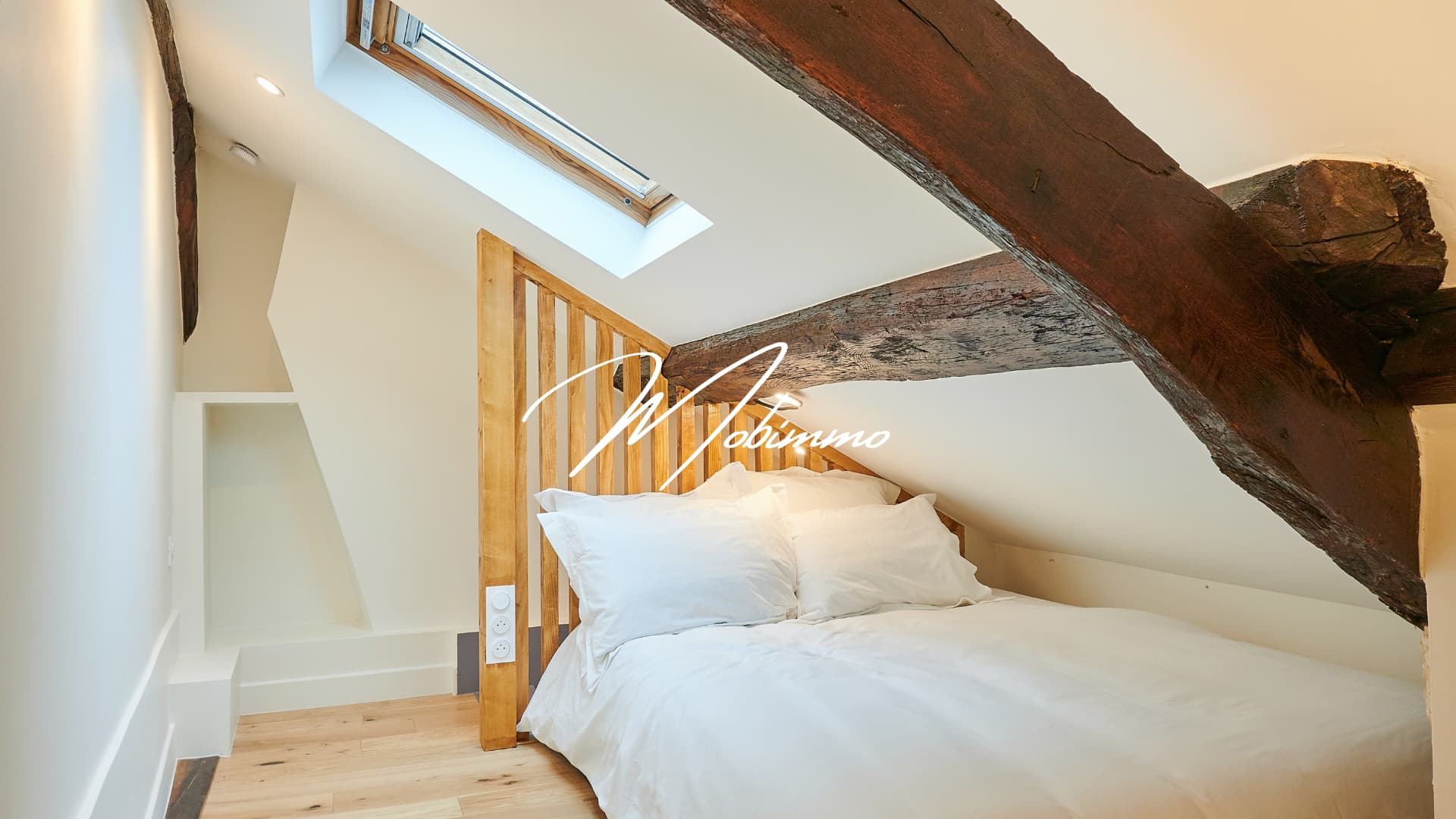 Chambre T2 Zelda Paris 8ème — ameublement LMNP, chambre sous les toits avec poutre apparente et velux, Mobimmo