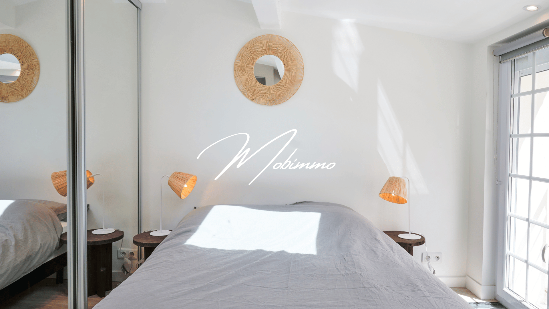 Chambre T2 Dufy Paris 2ème — ameublement LMNP, chambre avec miroirs et tête de lit grise, Mobimmo