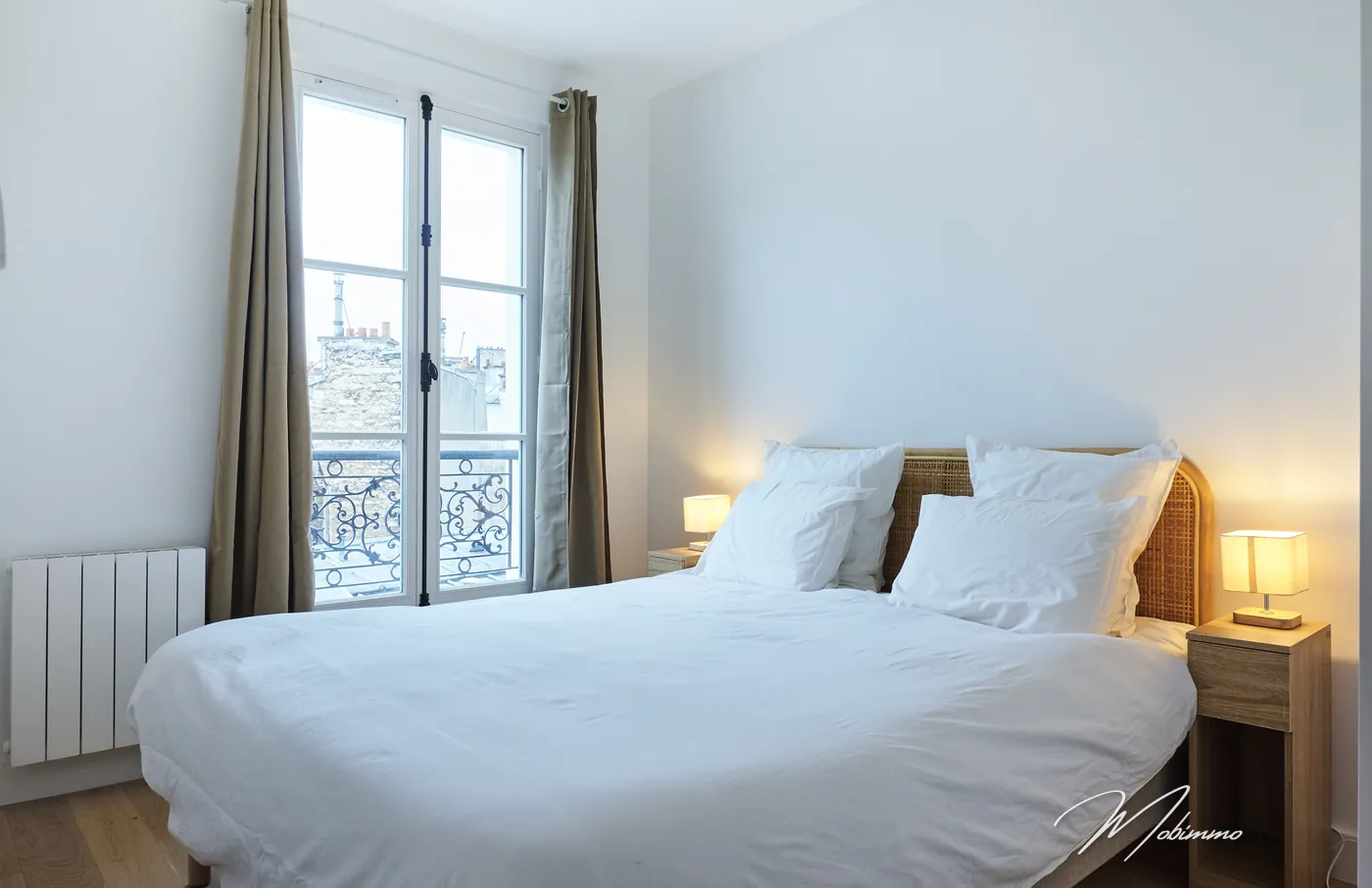 Chambre T2 Élégance Paris 18ème — ameublement LMNP, lit double et tête de lit cannée, Mobimmo