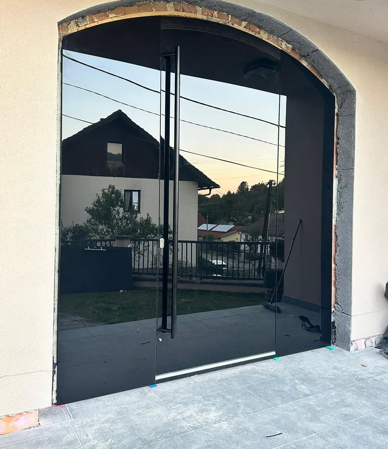 Photo d'une porte d'entrée fenêtrée