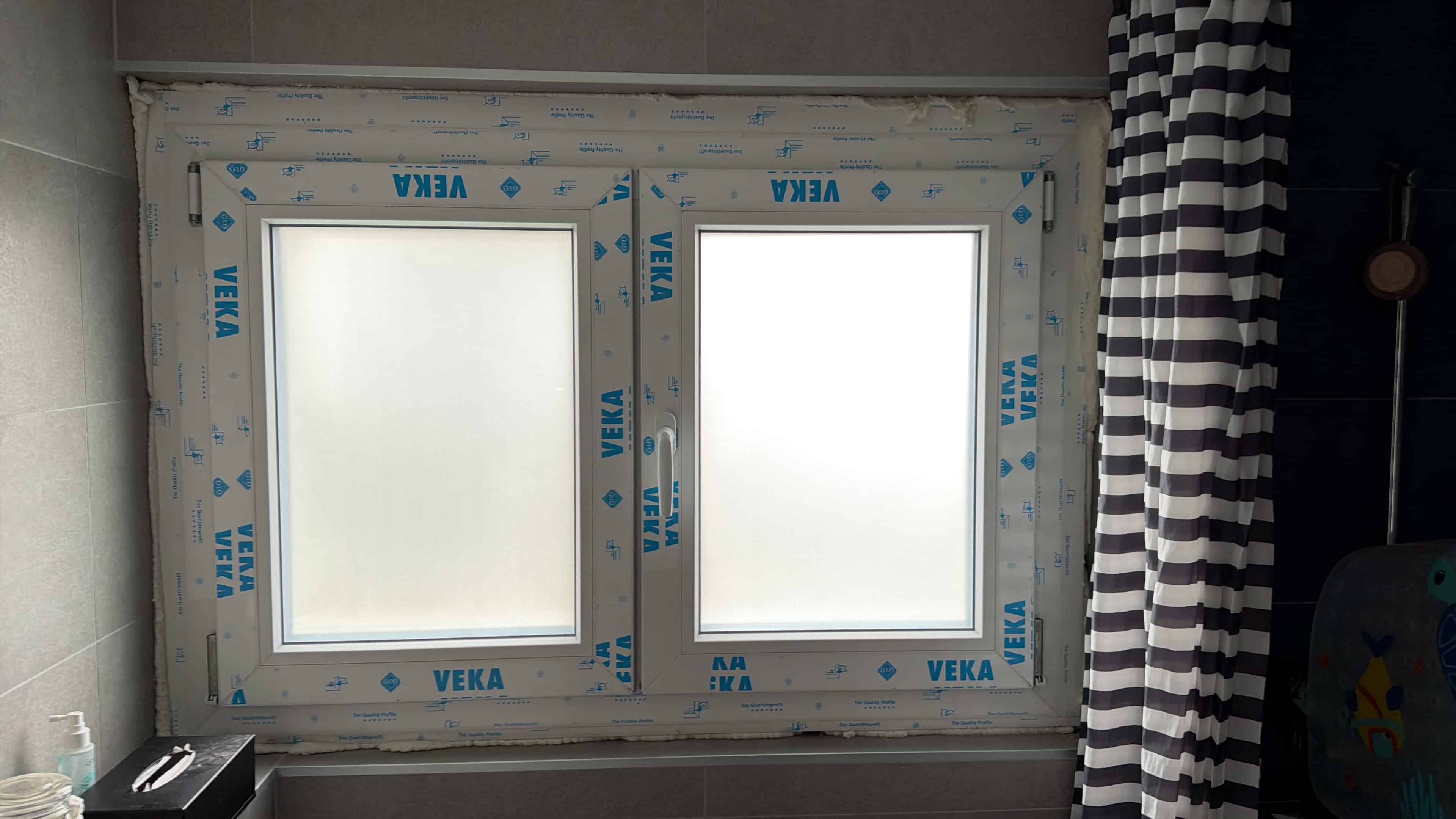 Photo de fenêtre VEKA dans une salle de bain