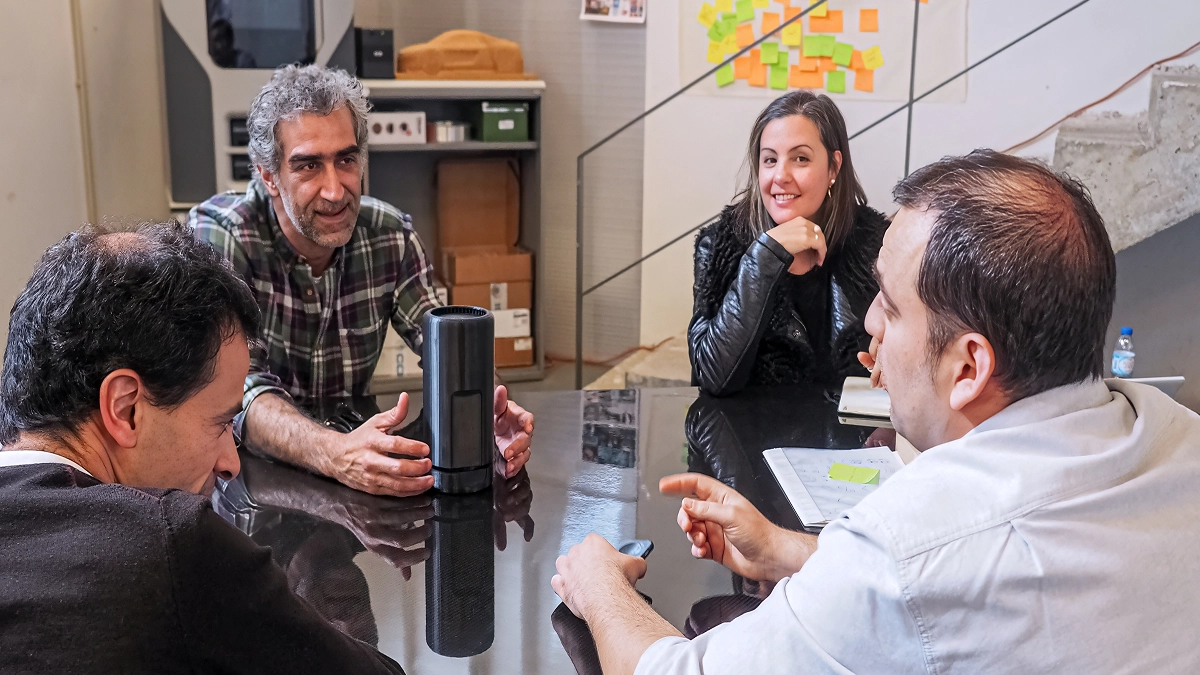 Fotografia de uma reunião com membros da equipa e clientes.