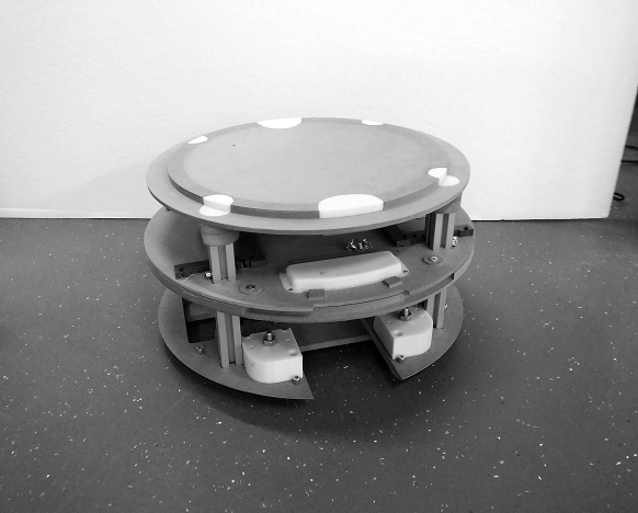 Fotografia a preto e branco do robot em construção.