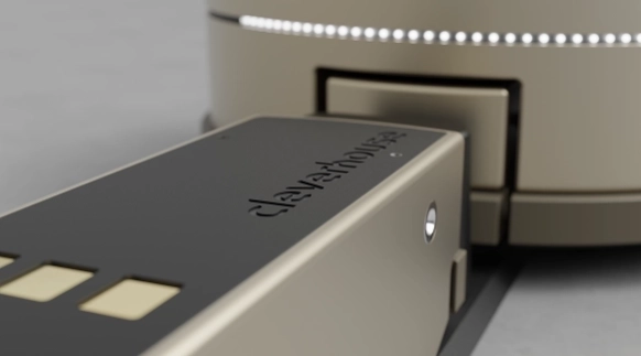 Render de um detalhe do logo da cleverhouse gravado na bateria.