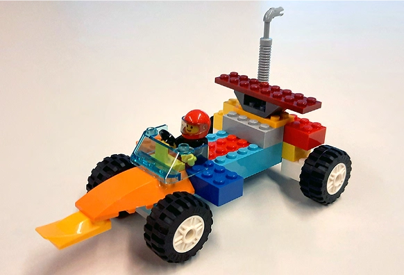 Fotografia de uma figura de lego criada numa sessão de ideação.
