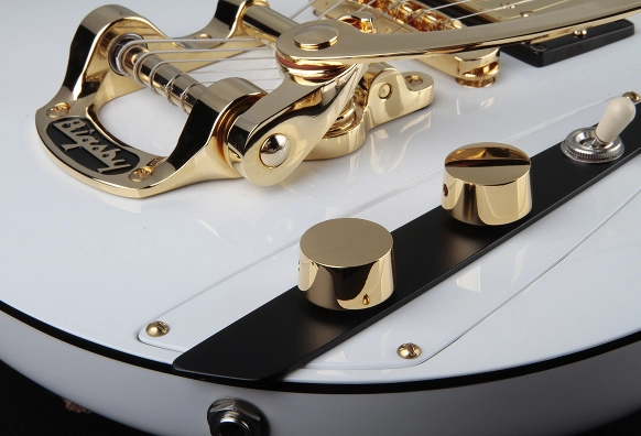 Fotografia de um detalhe dos controlos da guitarra.