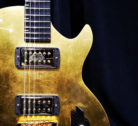 Fotografia de uma guitarra vista de frente.