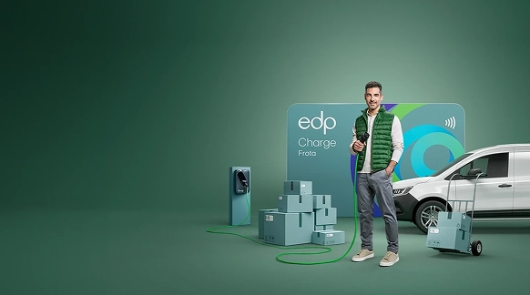 Fotografia de alguém com vários elementos relacionados ao EV Fleet.