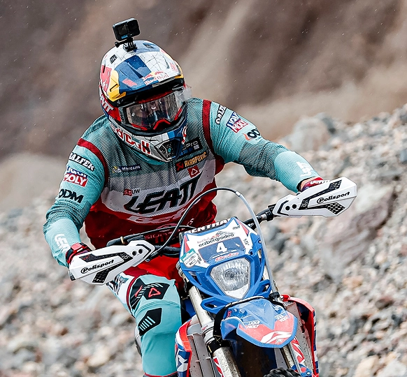 Fotografia dos handguards em contexto de off road.