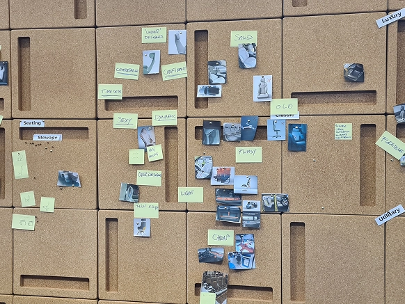 Fotografia de papeis/post-its na parede.