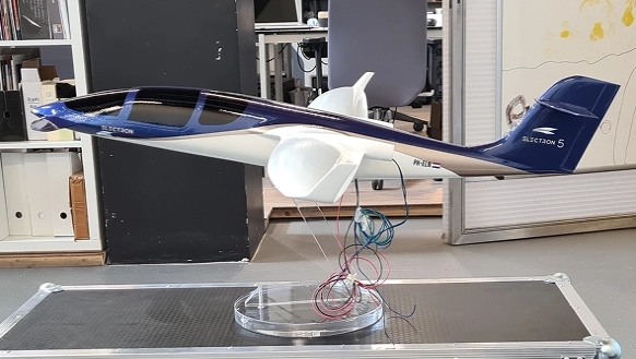 Fotografia da maquete do avião.