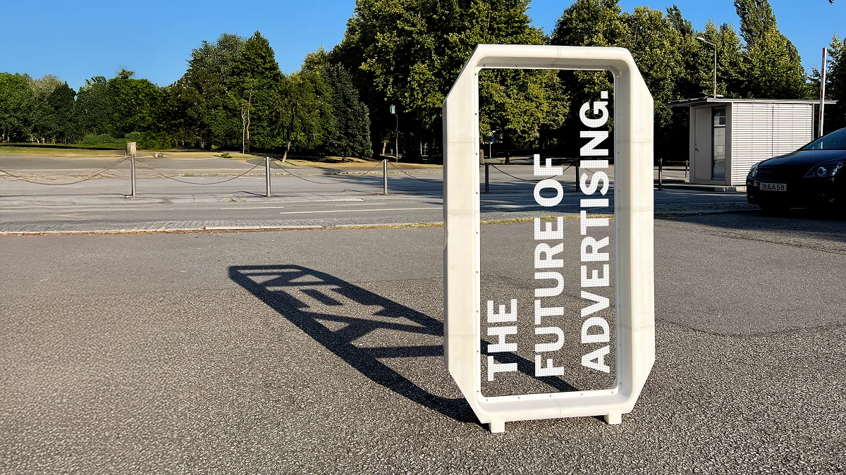 Fotografia do chassis na nexi com o slogan. A sua sombra no chão cria o nome nexi.