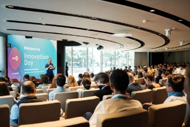 Fotografia de um grupo de pessoas no auditório onde estão a ser bem vindas ao innovation day da galp.