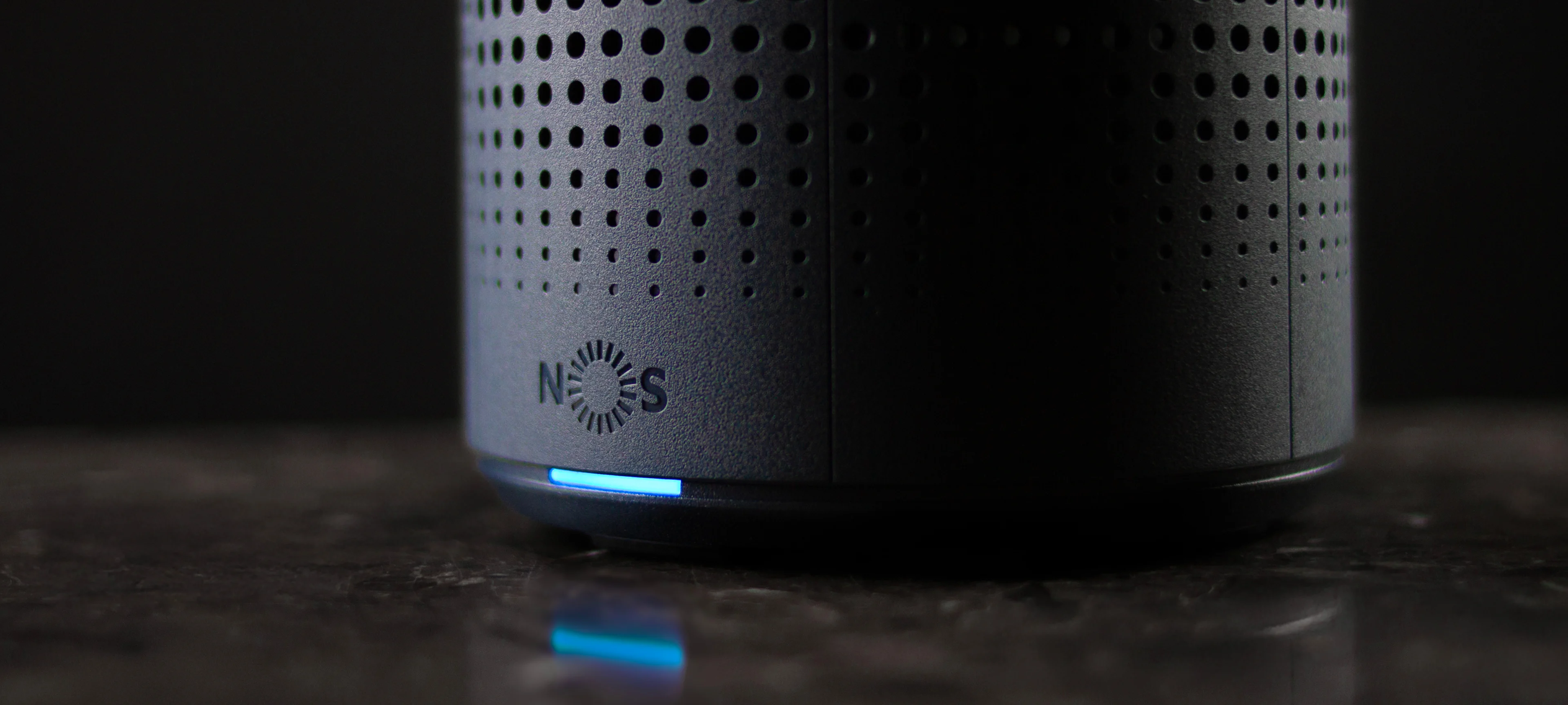 Fotografia de um detalhe do logo da NOS no router.