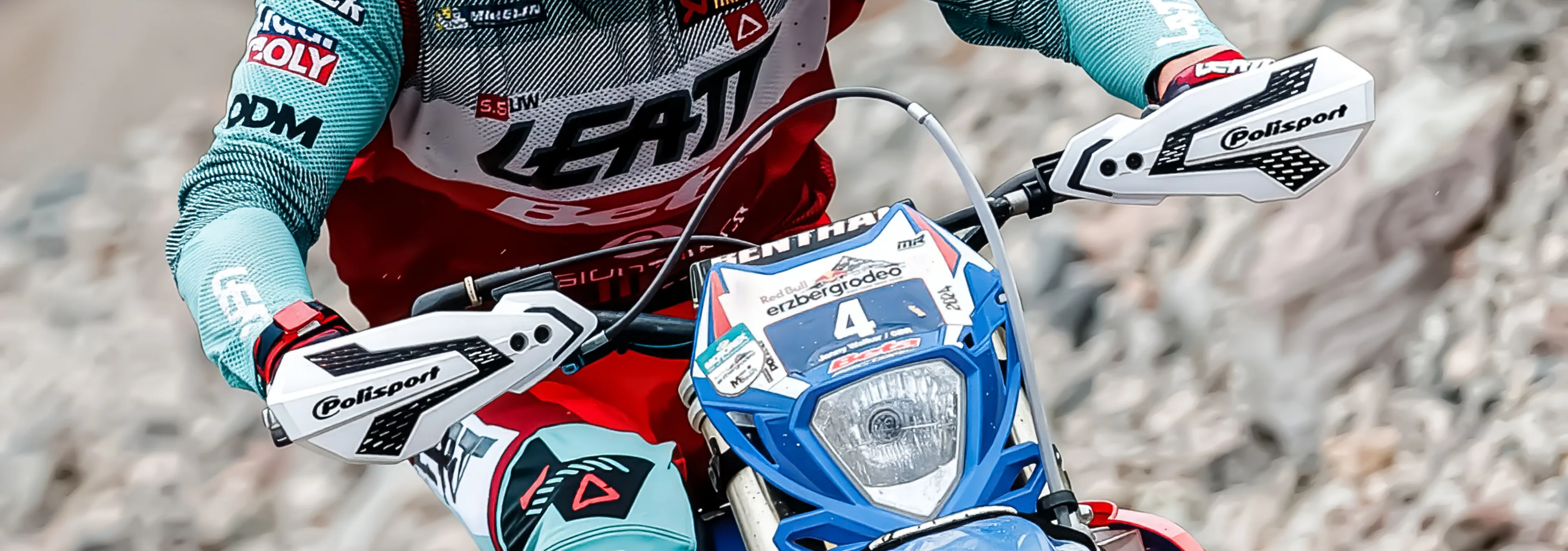 Fotografia dos handguards em contexto de off road.