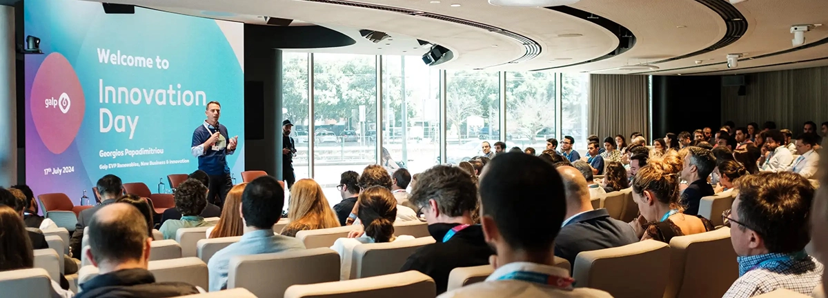 Fotografia de um grupo de pessoas no auditório onde estão a ser bem vindas ao innovation day da galp.