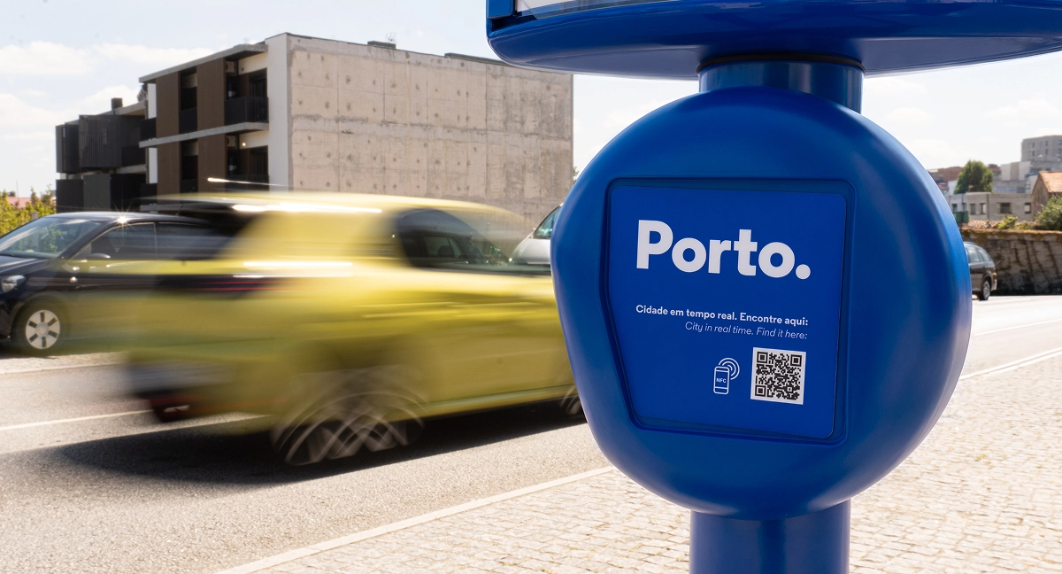 Fotografia do Beacon posicionado num poste de uma paragem de autocarro.
