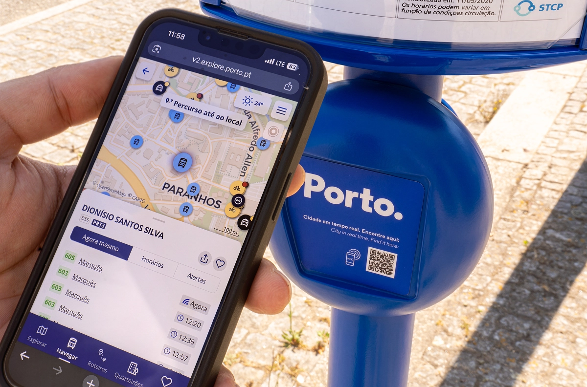 Fotografia de um utilizador a utilizar a página web onde o código QR leva.
