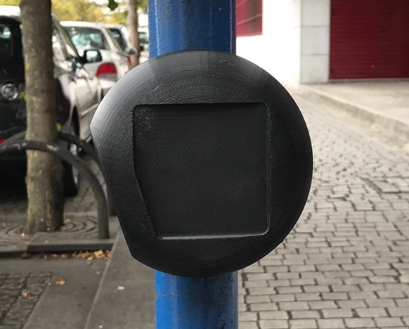 Fotografia de um protótipo do Beacon posicionado no poste de uma paragem de autocarro.