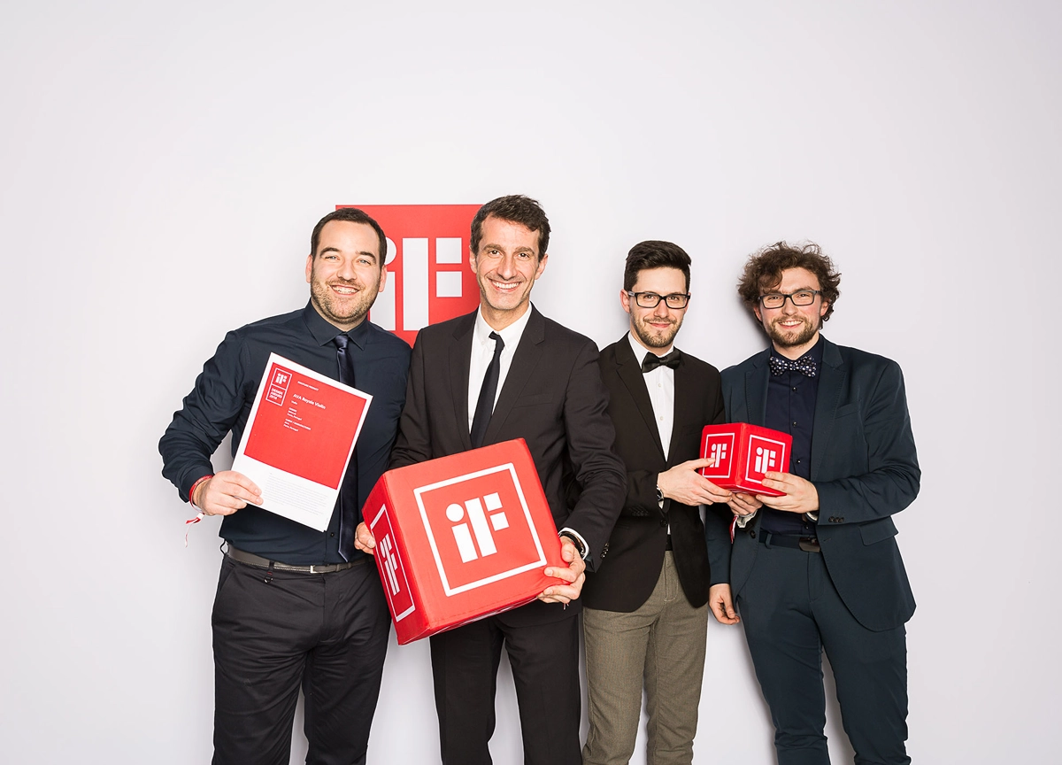 Fotografia da equipa com o prémio If Awards.