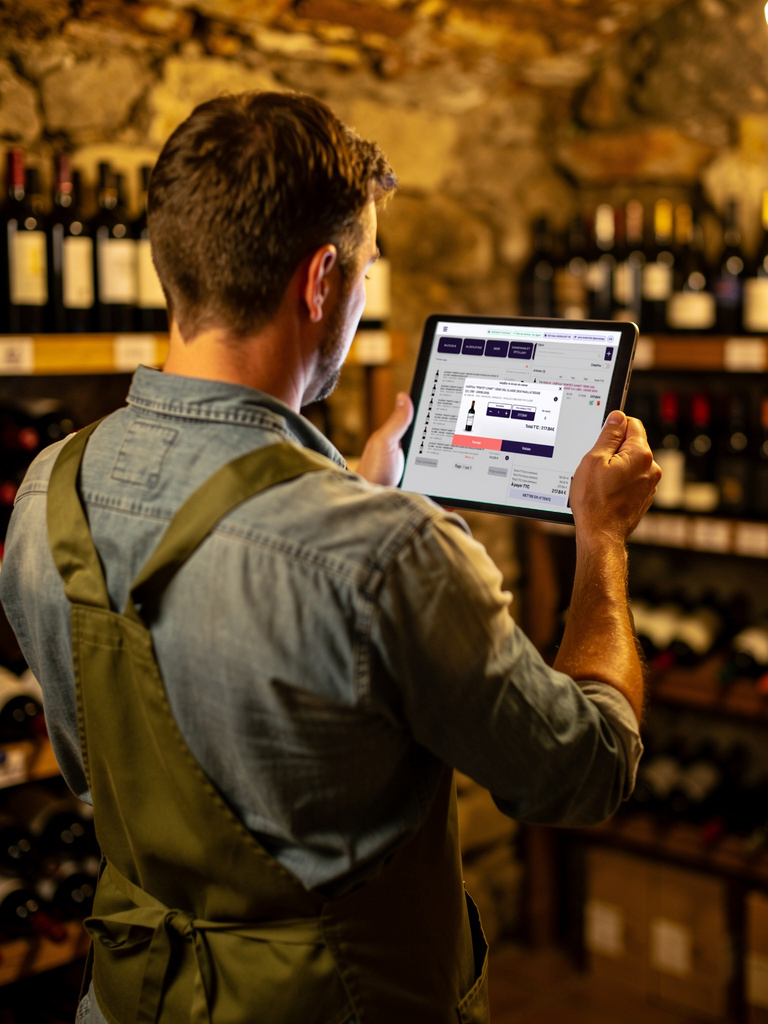 Caviste avec tablette