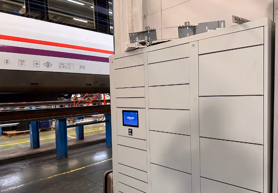 Terminal de Smart Lockers Columat en entorno industrial y almacén logístico