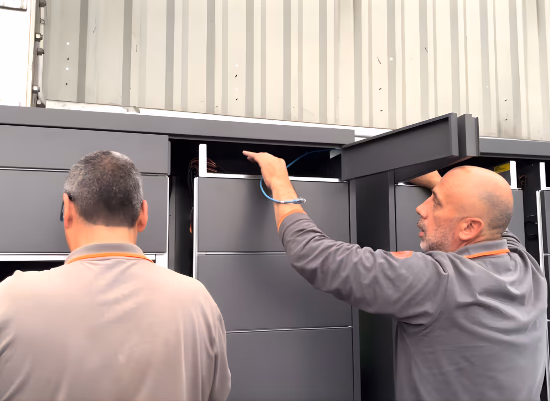Instalación técnica de Smart Lockers Columat en instalaciones del cliente