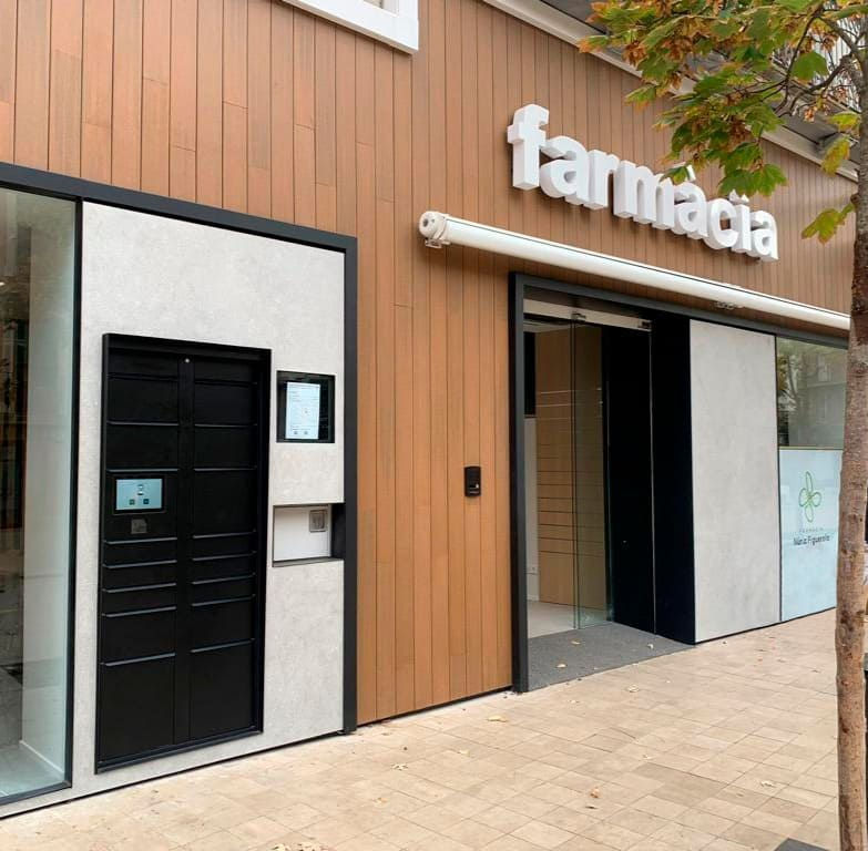 Smart locker for collecting packages in pharmacies