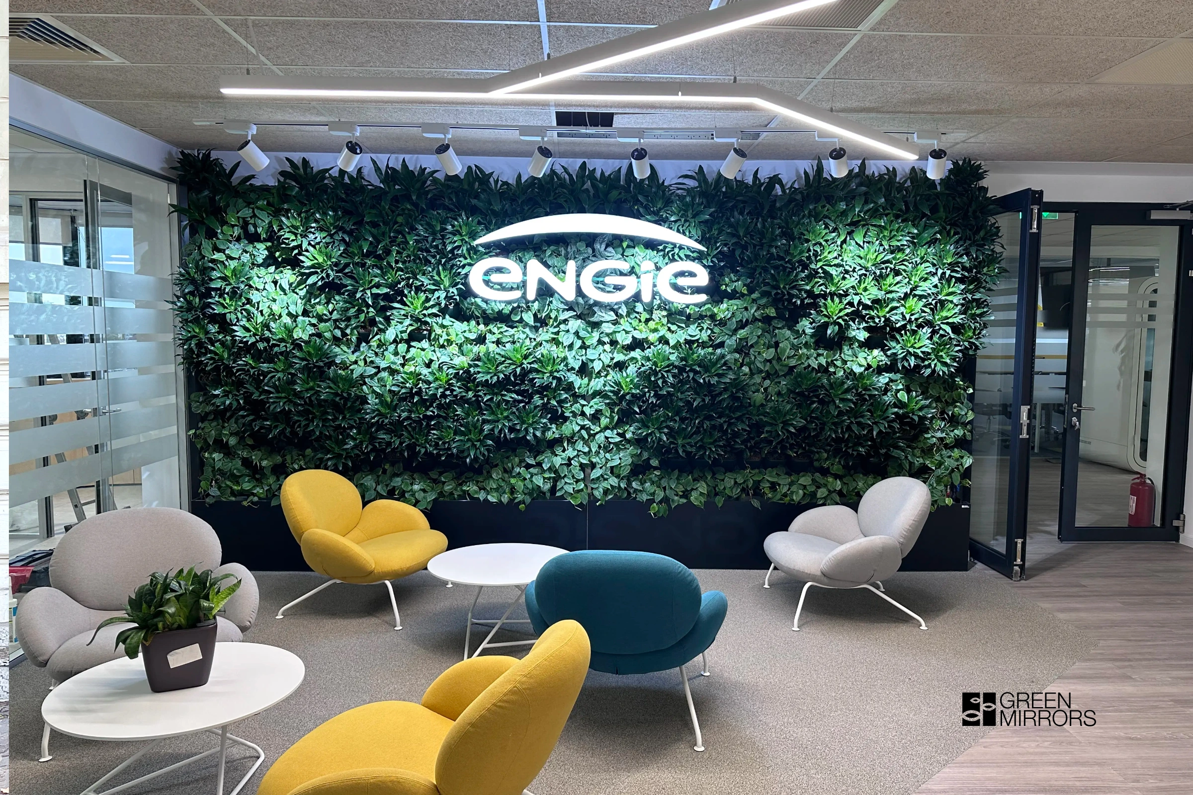 amenajare spatiu interior cu perete verde Green Mirrors plante tropicale engie romania