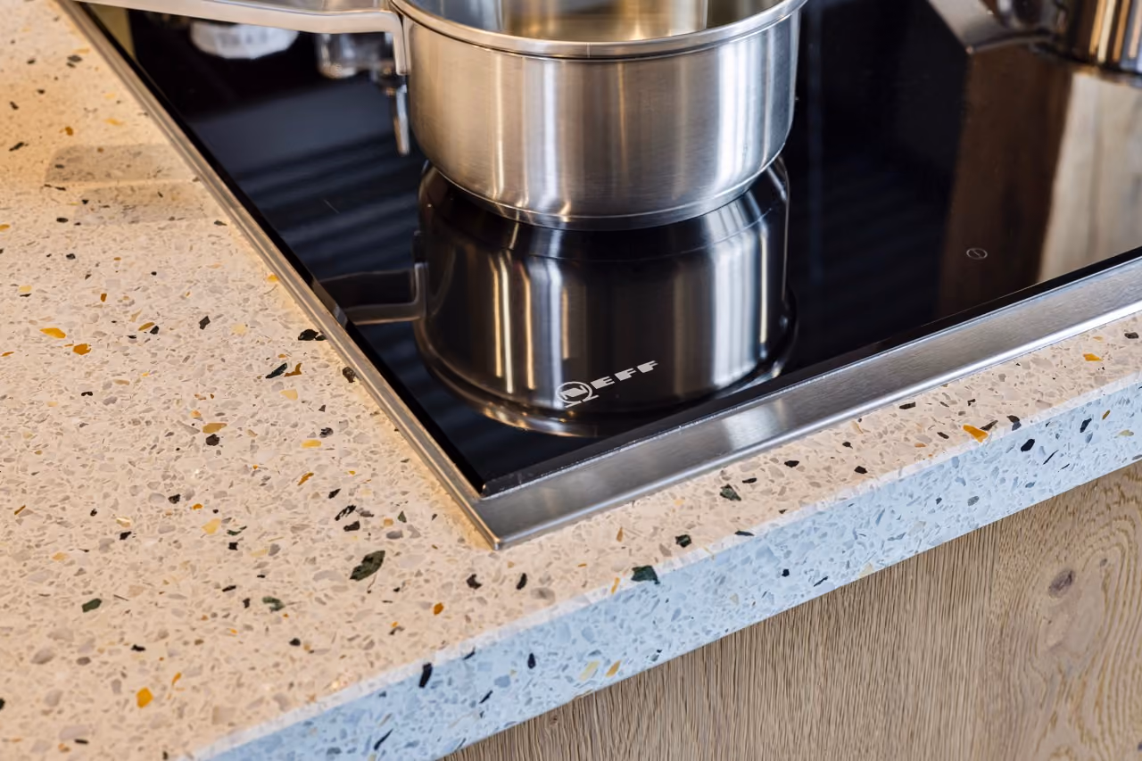 Inductiekookplaat in terrazzo werkblad - Showroom Borculo Marboma