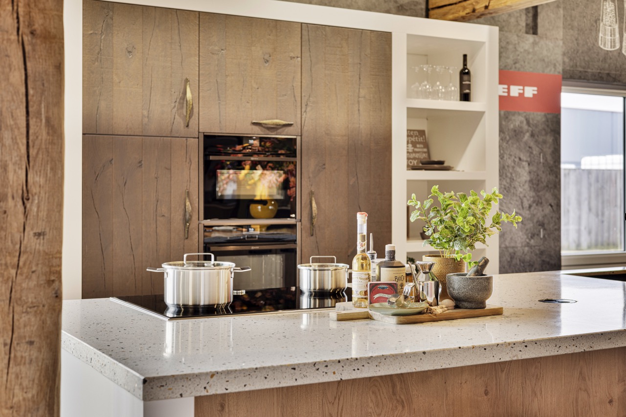 Landelijke keuken in houtlook met inbouwovens en terrazzo werkblad - Showroom Borculo Marboma
