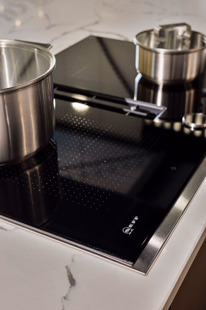 Inductiekookplaat met afzuiging in marmerlook werkblad - Showroom Borculo Marboma