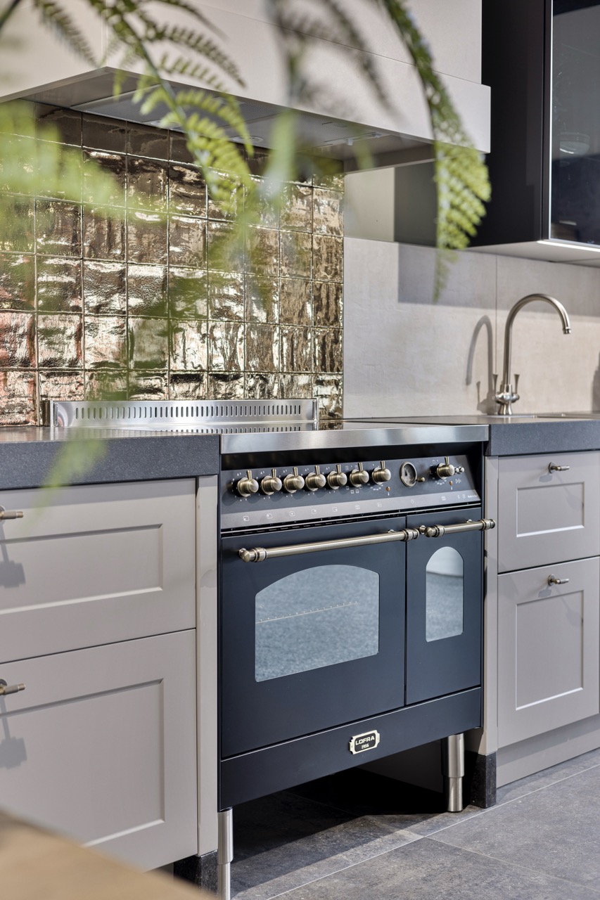 Landelijke keuken met kaderfronten, fornuis en gouden tegels - Showroom Borculo Marboma