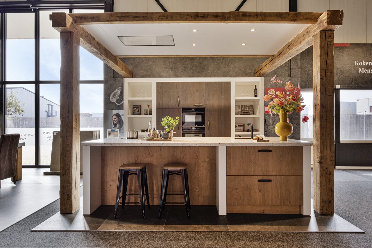 Landelijke keuken in houtlook met wit werkblad en barkrukken - Showroom Borculo Marboma