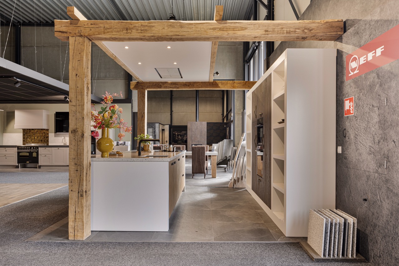 Witte keuken met kookeiland onder eiken balken - Showroom Borculo Marboma